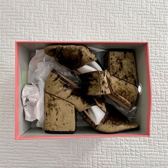 New in box - Cabi Interlock Block crushed velvet heel size 7 - Picture 2 of 8